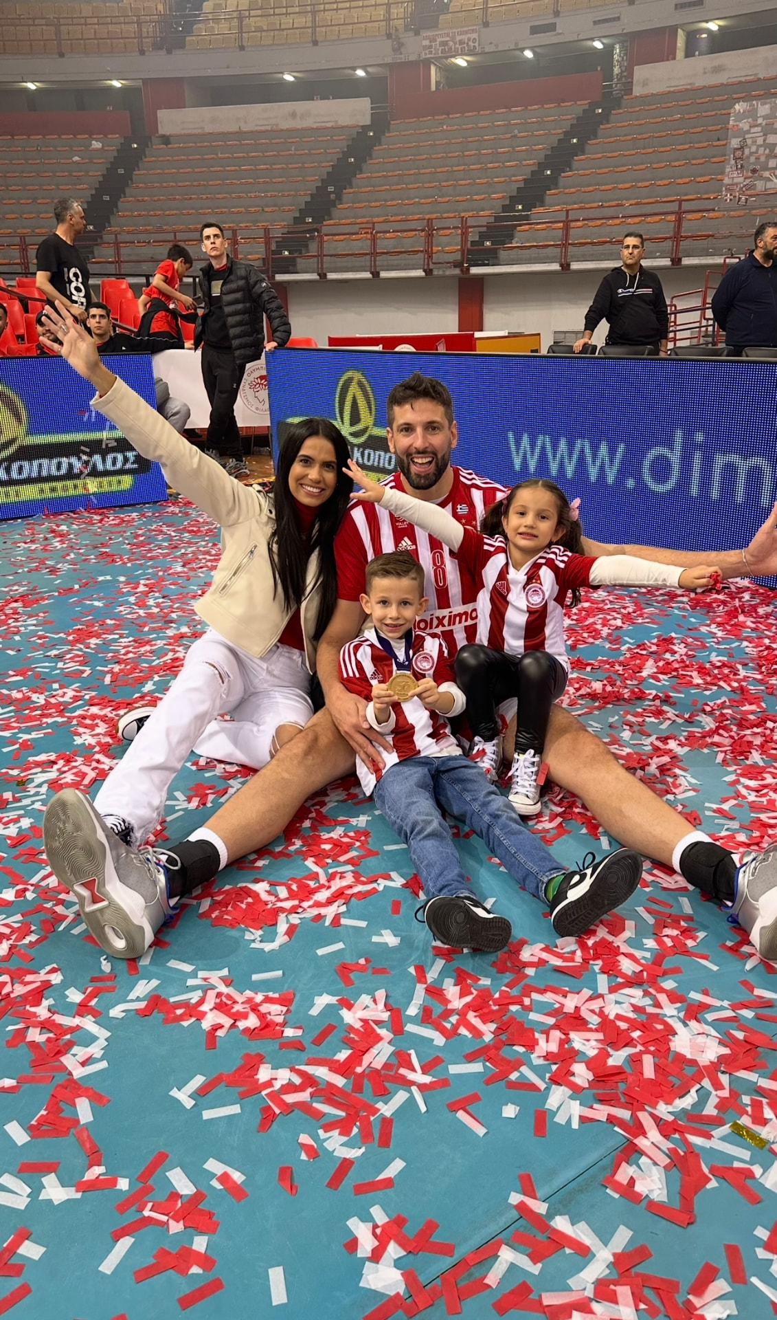 Gustavo Bonatto celebrating a championship title on court with his family amid confetti