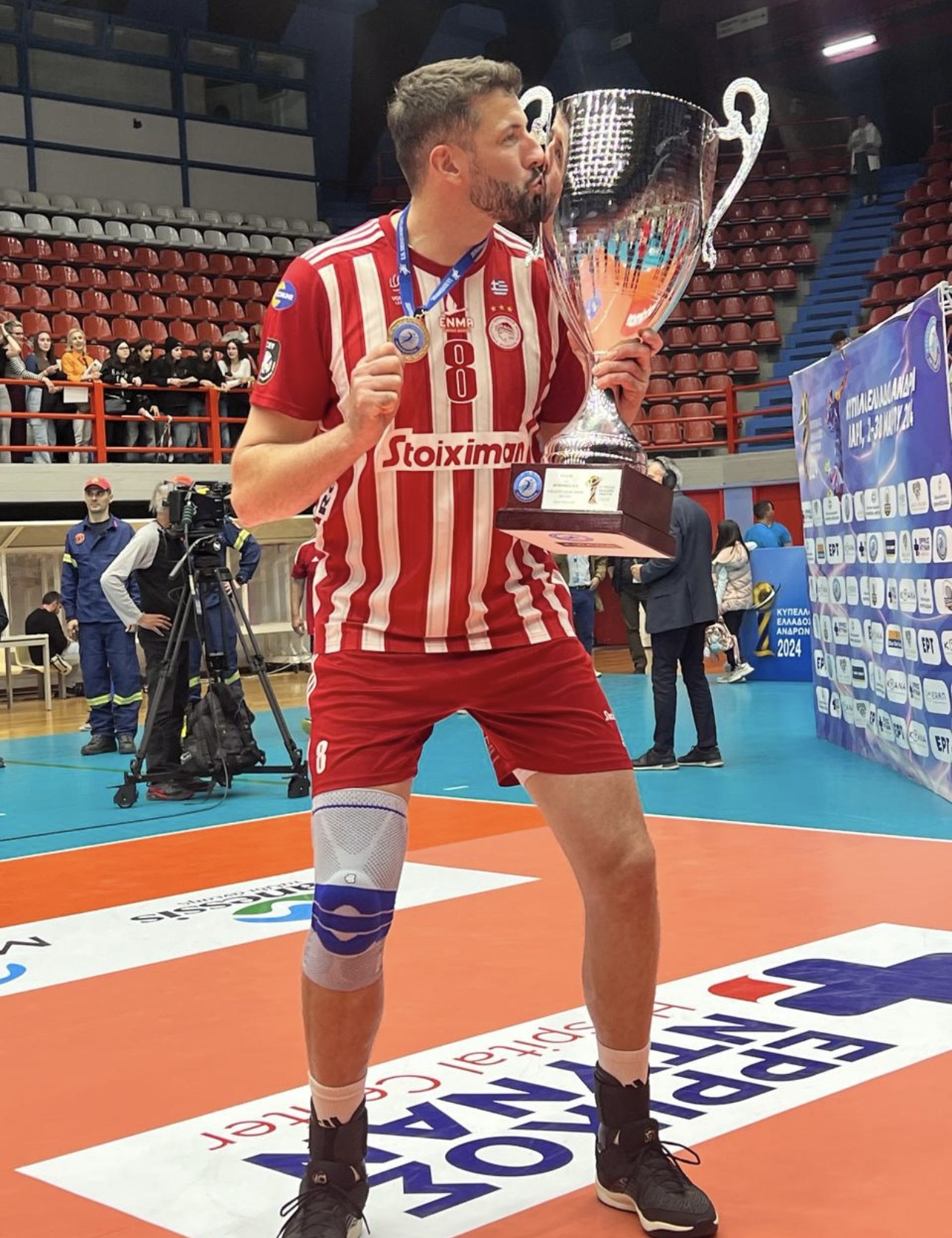Gustavo Bonatto kissing the Greek Cup trophy with Olympiacos