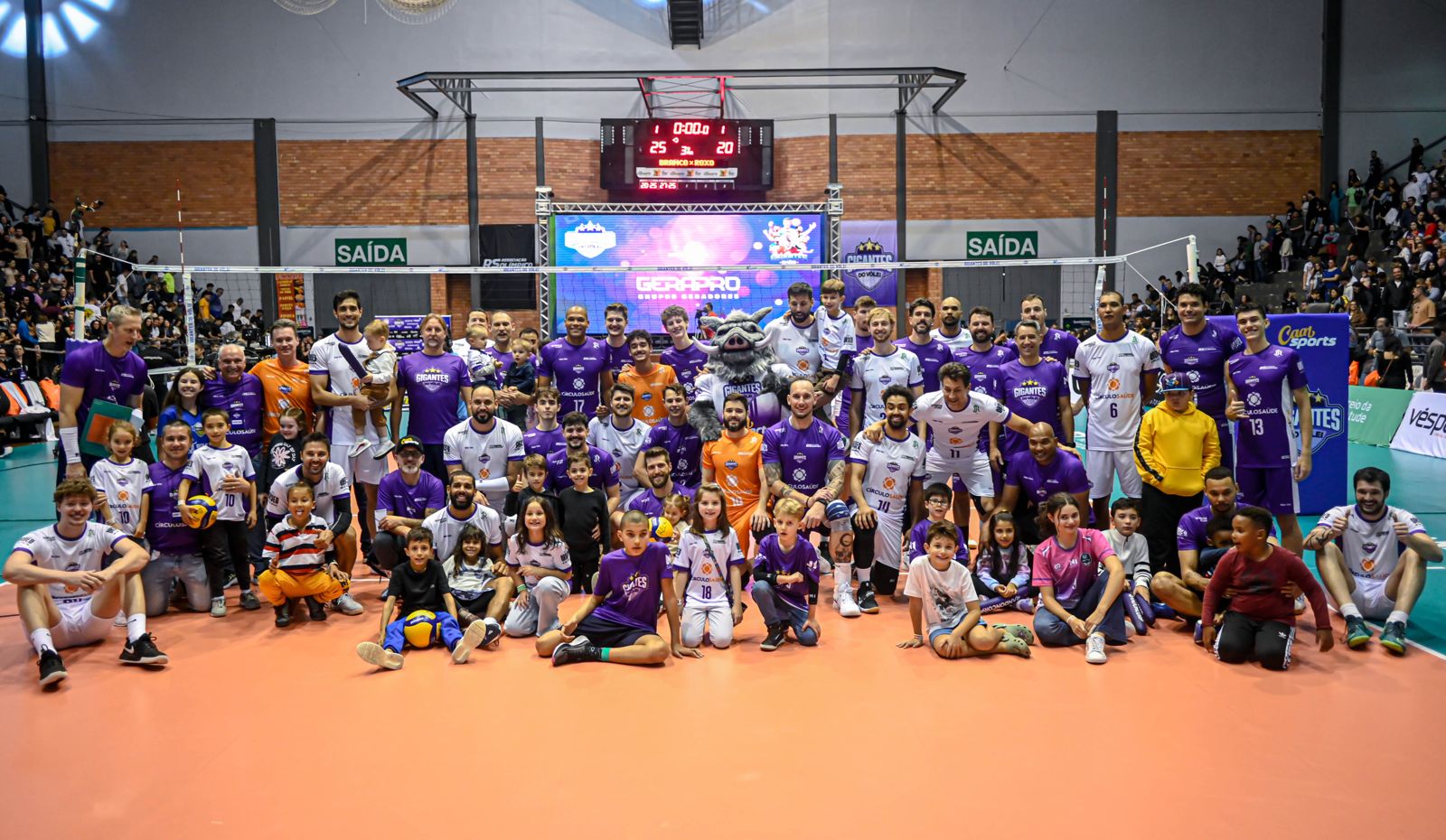 Gigantes do Vôlei exhibition match with players and children